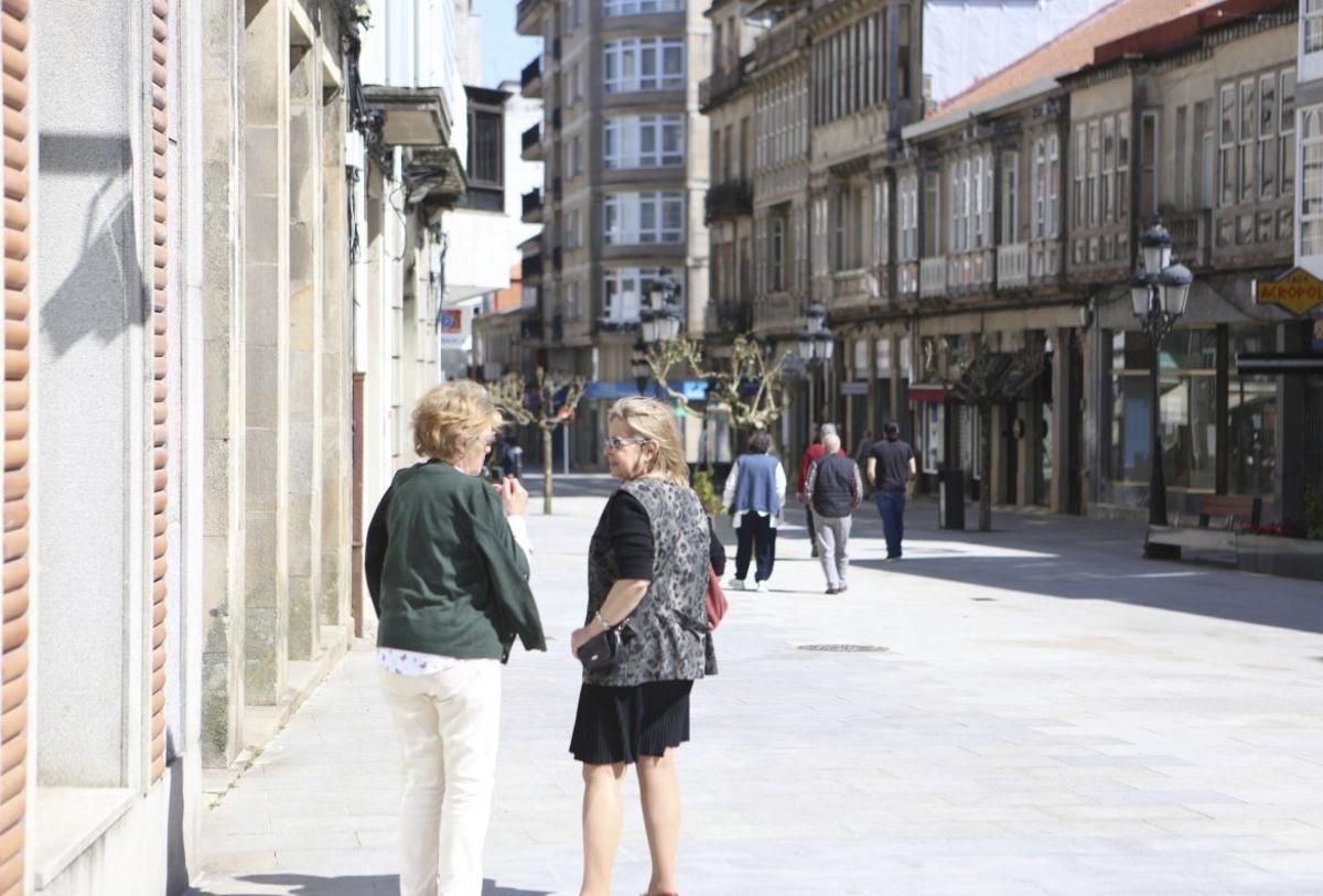 Dos mujeres charlan en la Calvo Sotelo.  | BERNABÉ/ AMANDA CASTRO