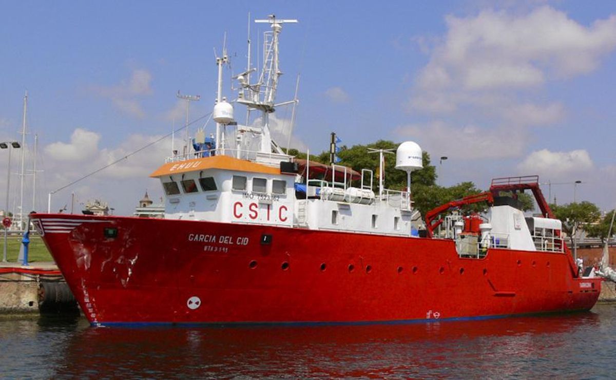 El buque García del Cid celebra una jornada de anclas bajadas en el puerto