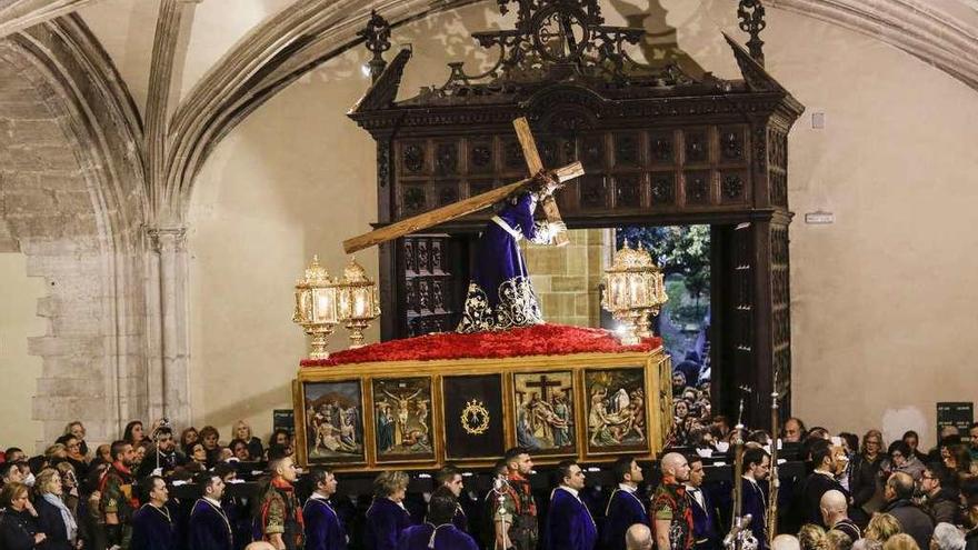 Cofradía del Nazareno, la primera en recuperar las procesiones de Semana Santa en Oviedo.