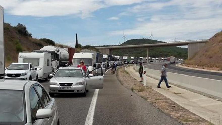 Cua de vehicles a causa de l&#039;accident, aquest dimecres al migdia