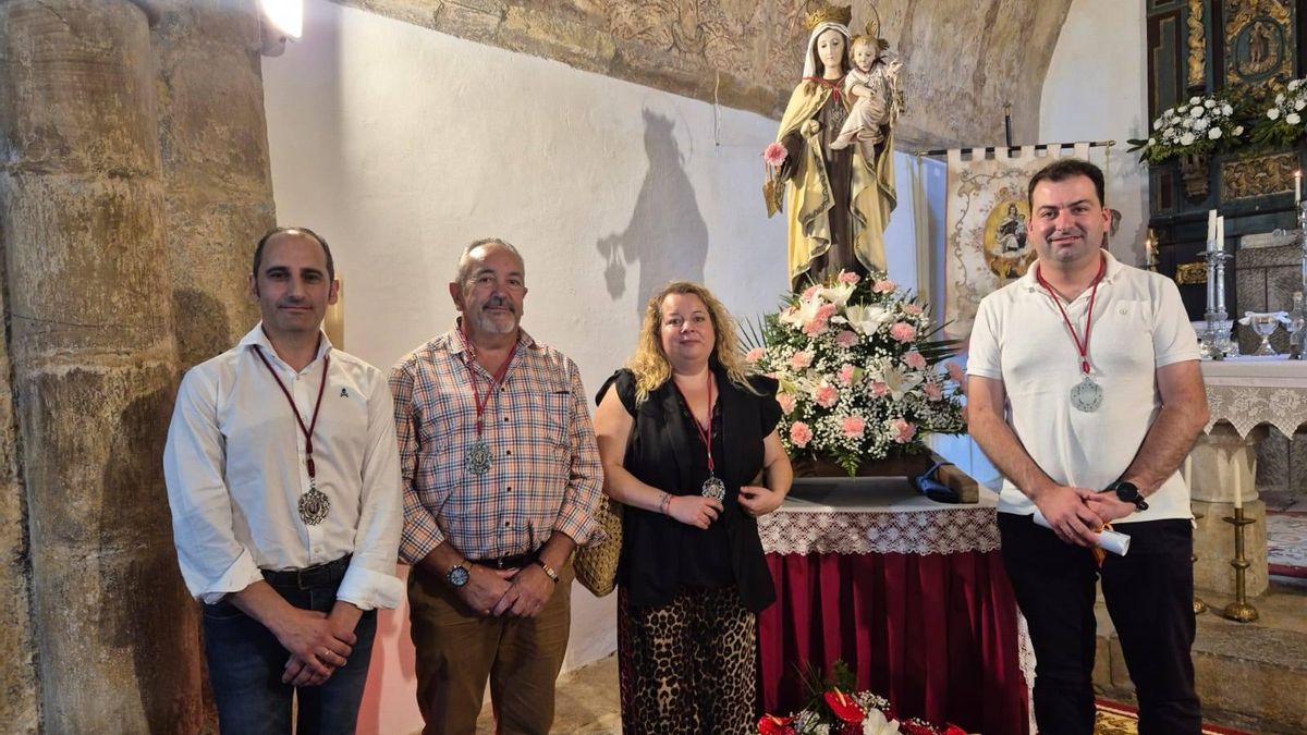 Por la derecha, Sergio Hidalgo y Ana Pérez, con las medallas de la cofradía.