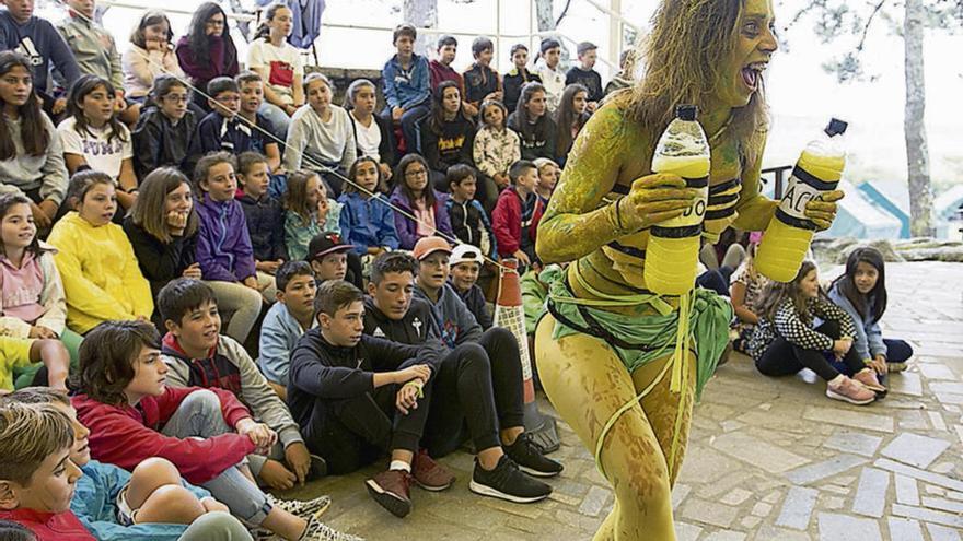 Una monitora, caracterizada para mostrar las diferentes fuentes de contaminación del planeta. // FdV