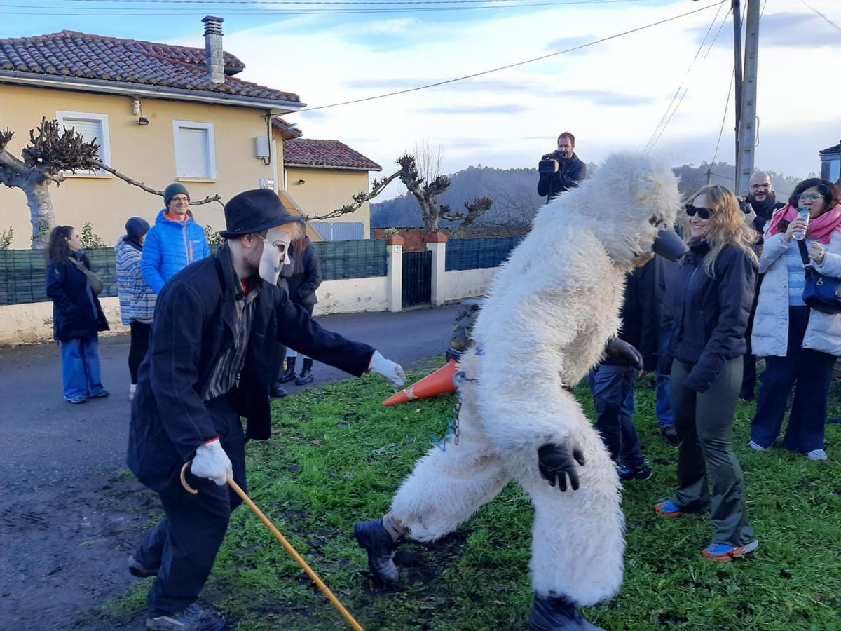 Los Aguilandeiros de San Xuan de Villapañada recorren los pueblos de Grado entre ceniza y bailes