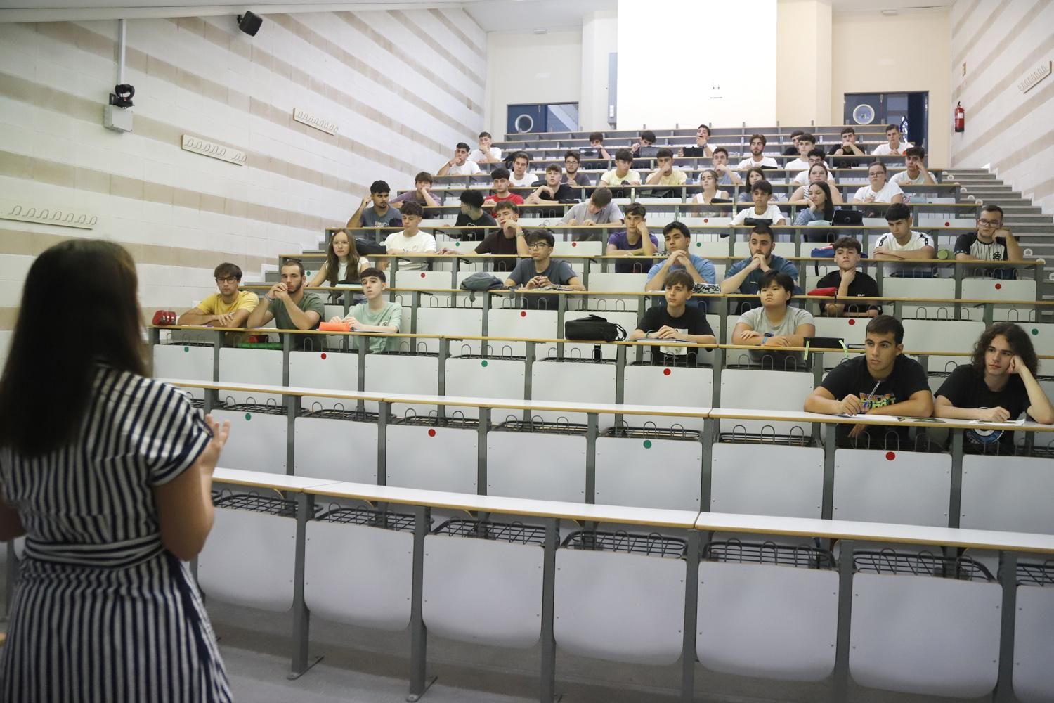 El retorno de la actividad a los institutos y la Universidad, en imágenes