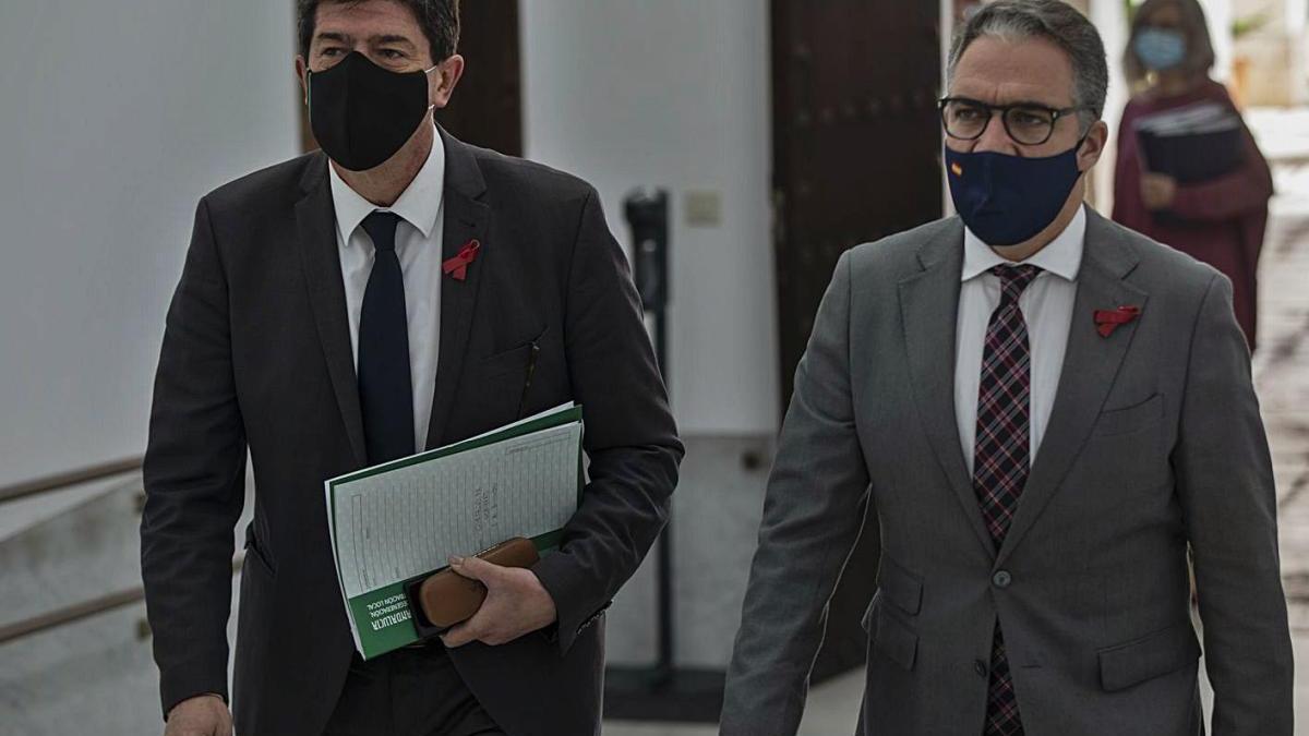 Juan Marín y Elías
Bendodo, tras la
reunión del
Consejo
de Gobierno.  E.p.