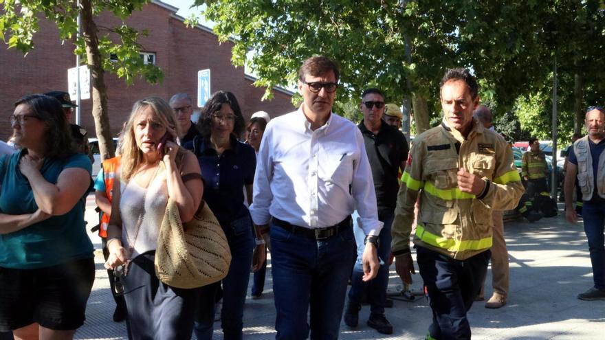 El president de la Generalitat, Salvador Illa, amb el cap dels Bombers, David Borell, a l'arribada a La Bisbal d'Empordà