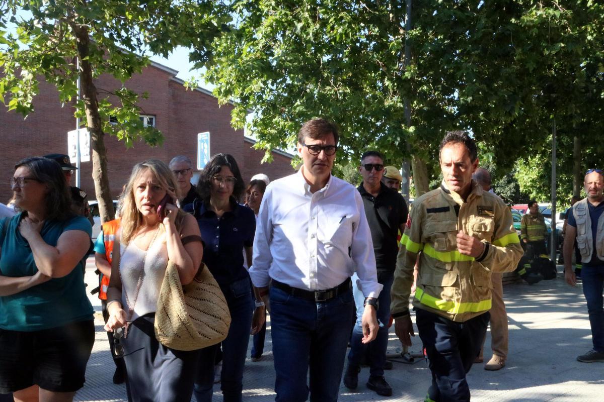 El president de la Generalitat, Salvador Illa, amb el cap dels Bombers, David Borell, a l'arribada a La Bisbal d'Empordà