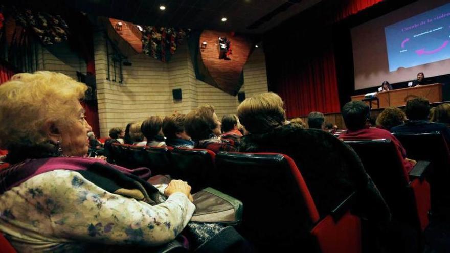 Asistentes a la charla de la psicóloga Natalia López, ayer.