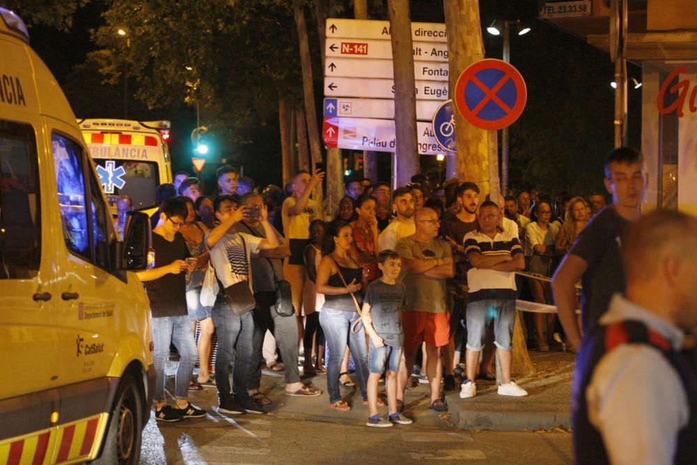 Un cotxe perd el control i atropella nou persones d'una terrassa de Girona