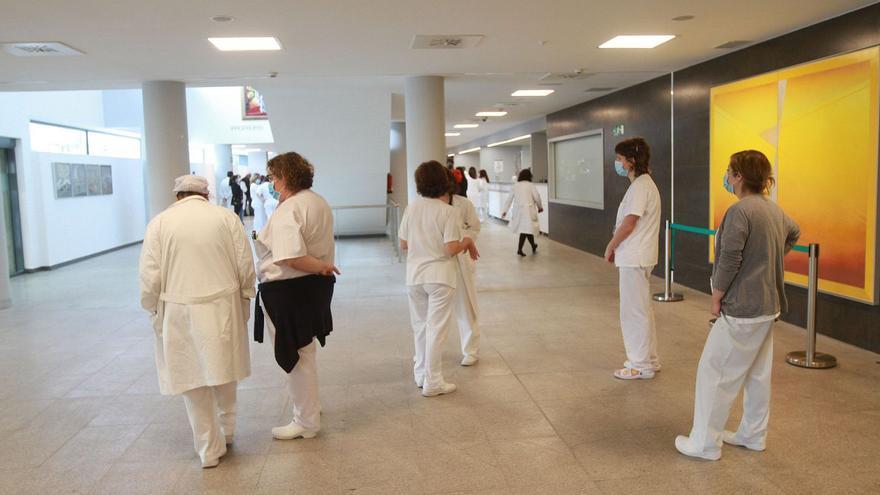 Varios sanitarios, en uno de los pasillos del Complexo Hospitalario Universitario de Ourense (CHUO).