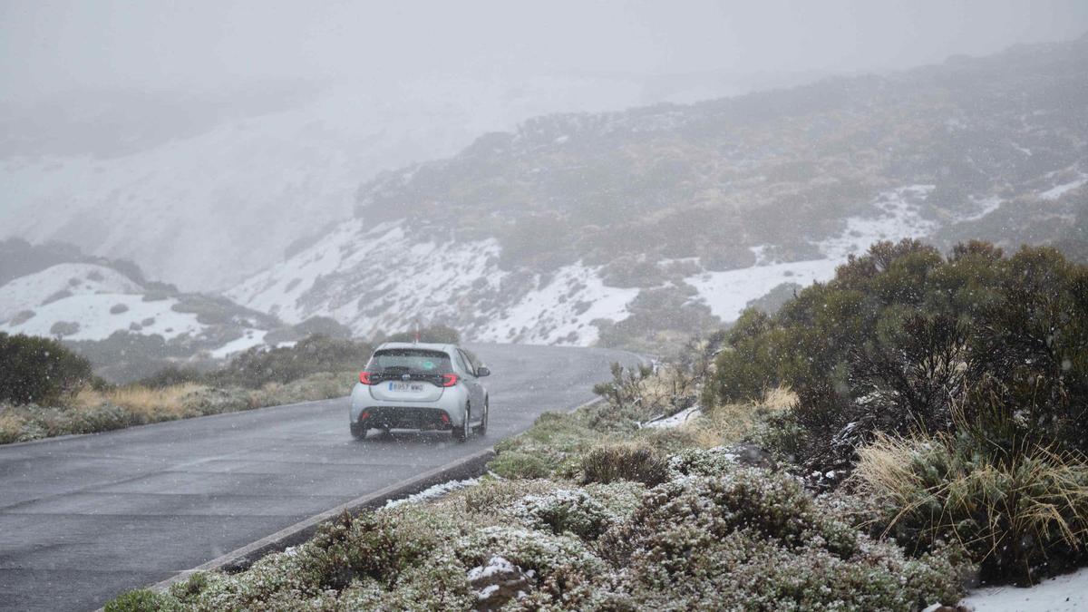 Nieve en el Parque Nacional del Teide durante el paso de la reciente DANA