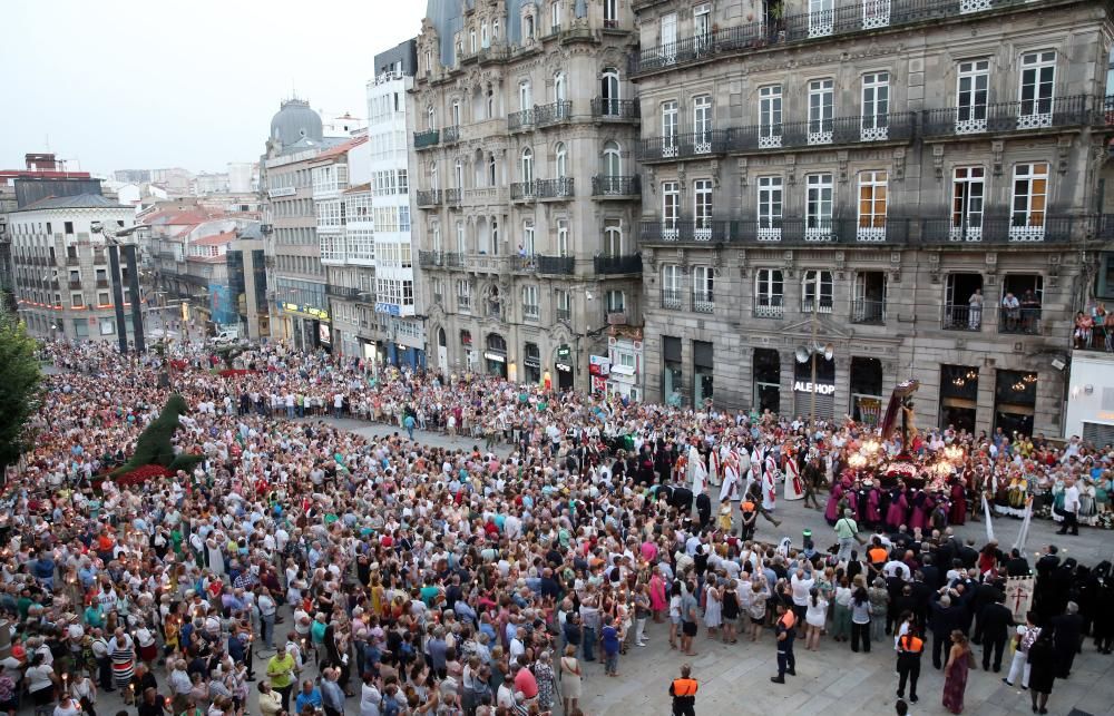 Miles de fieles acompañan a la imagen del nazareno en la tradicional procesión por el centro de la ciudad con principio y final en la Colegiata.