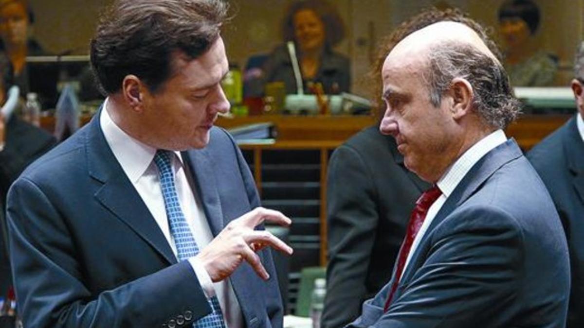 El ministro español de Economía Luis de Guindos (derecha)  con el británico George Osborne.