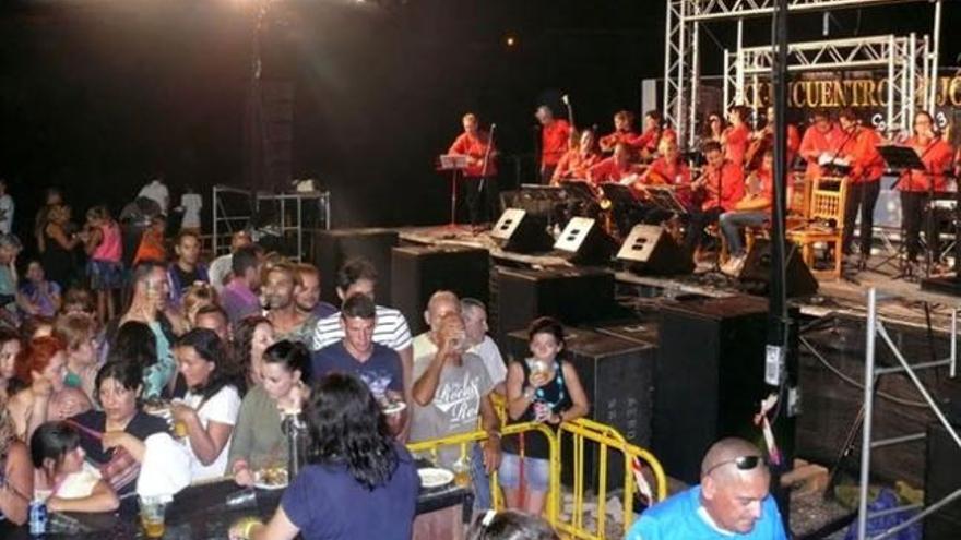 Al fondo, el grupo Aires de Mascona durante su actuación. | lp/dlp