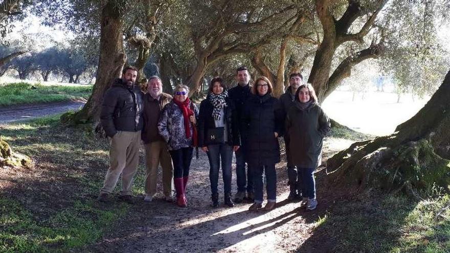 Miembros de Mar de Compostela, durante su reciente visita a puntos de interés del Concello de Vedra.