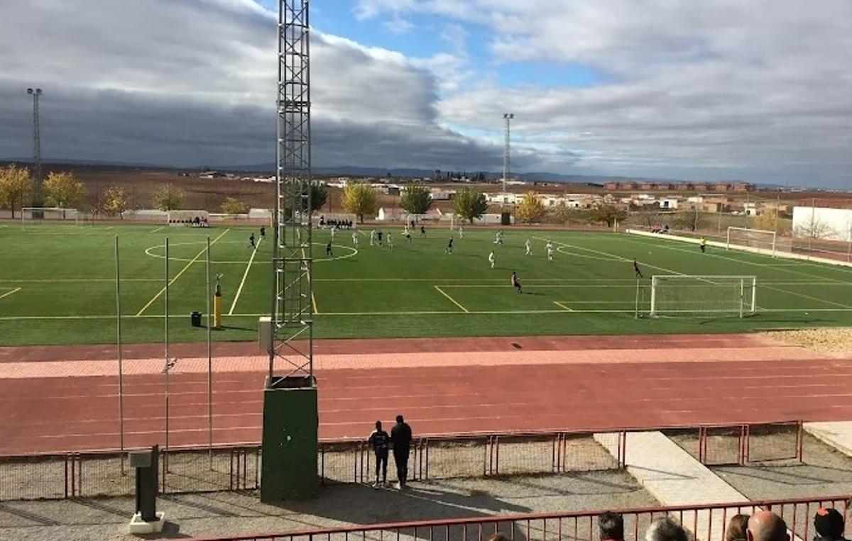 Campo de fútbol en el polideportivo municipal Tomás de la Hera.