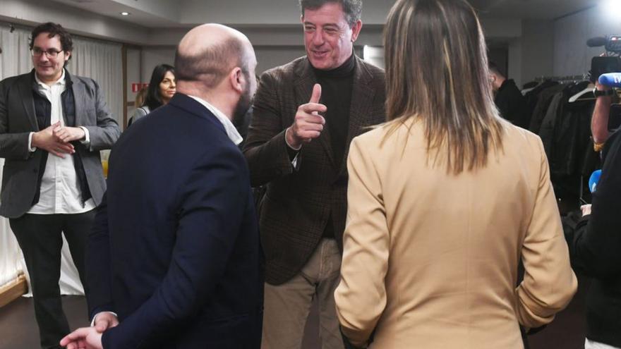 Besteiro conversa con Lage Tuñas, ayer en A Coruña.