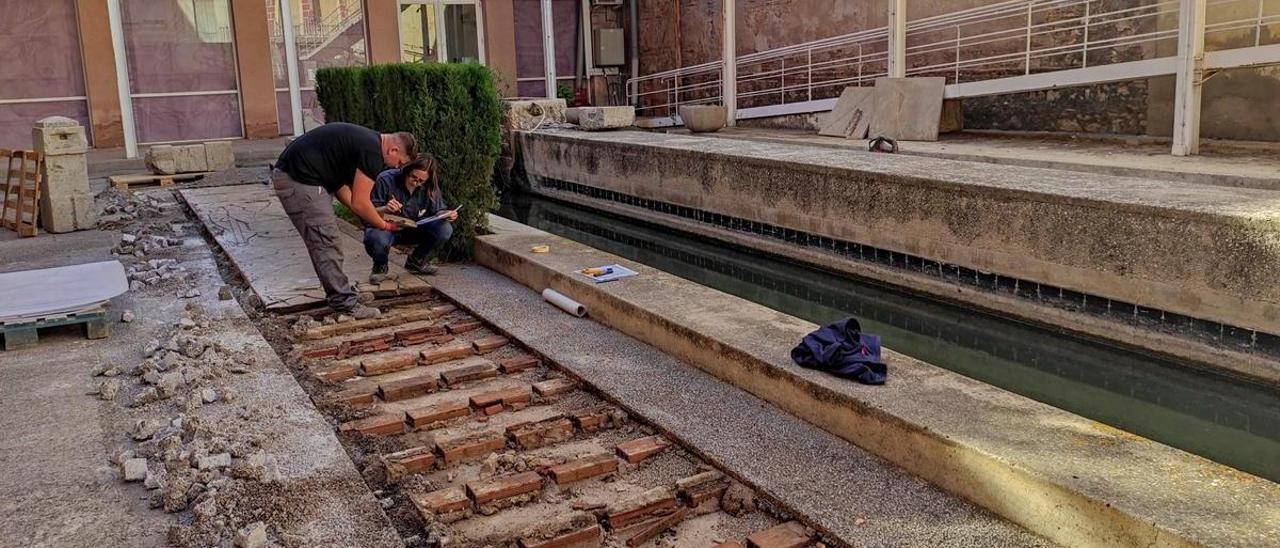 Los técnicos trabajan en desarmar con cuidado la obra instalada en el suelo del enclave del escultor, Luis Mora Cirujeda