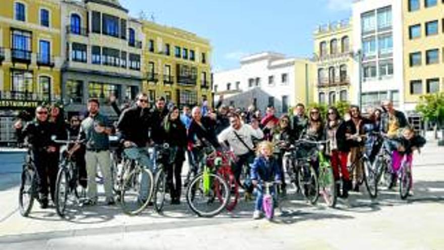 Colectivos ciclistas alertan del peligro de un carril bici entre dos vías rápidas