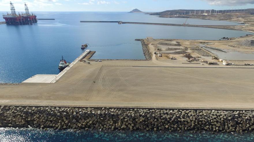 The Port Authority expropriates land for the development of the port