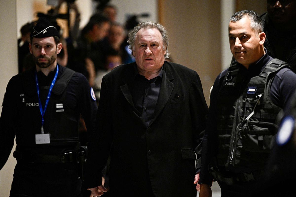 El actor francés Gerard Depardieu abandona el juzgado durante una suspensión de la audiencia en el marco de su juicio, en el que se le acusa de abusar sexualmente de dos mujeres durante un rodaje en 2021. El juicio se celebró en el Tribunal Penal de París, el 24 de marzo de 2025. Depardieu, de 76 años y director de más de 200 películas y series de televisión, ha sido acusado de conducta inapropiada por unas 20 mujeres, pero este es el primer caso que llega a juicio. Las dos demandantes —Amélie, de 54 años, escenógrafa, y Sarah (nombre ficticio), de 34 años, asistente de dirección— alegan agresión sexual durante el rodaje en 2021 de "Les Volets Verts" ("Las persianas verdes"), del director Jean Becker. (Foto de JULIEN DE ROSA / AFP)