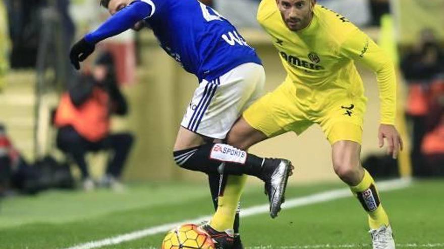 El delantero bético Rubén Castro protege el balón ante el defensa del Villarreal Musacchio.