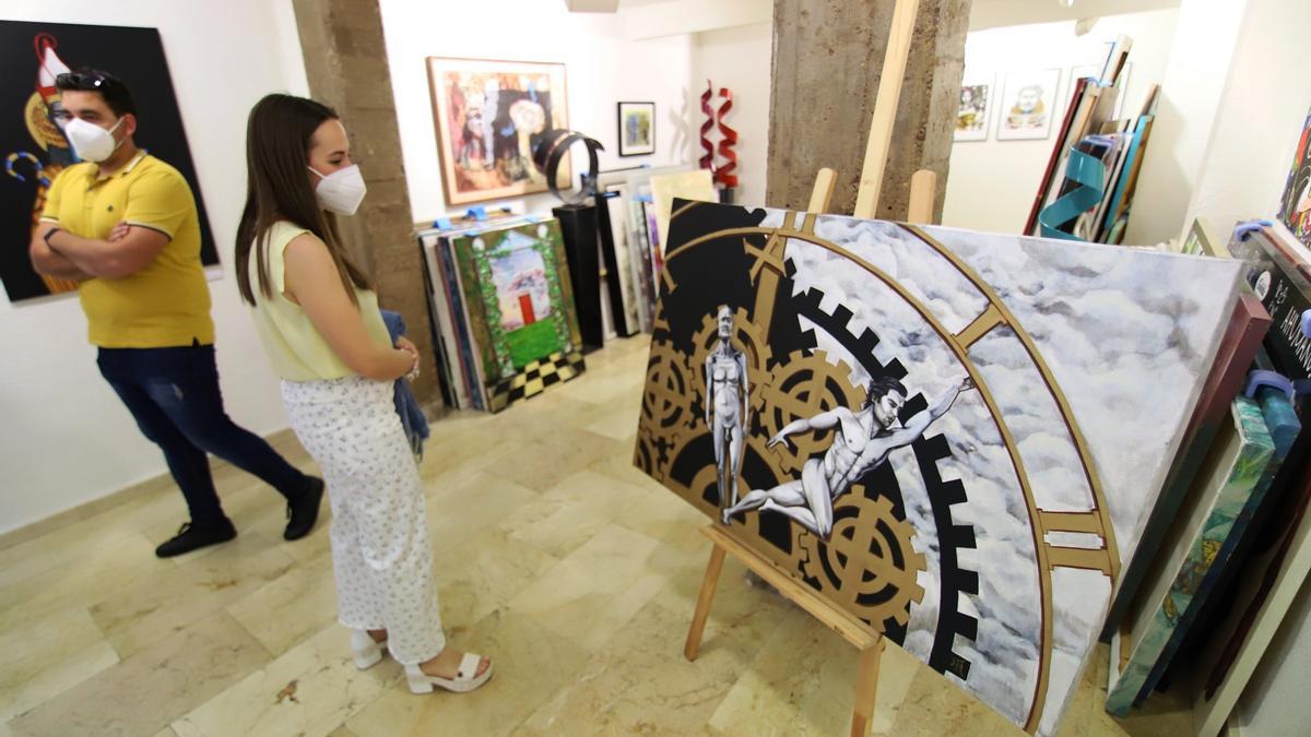 Una joven observa una de las piezas que Aarón Izquierdo exhibe en Babel.