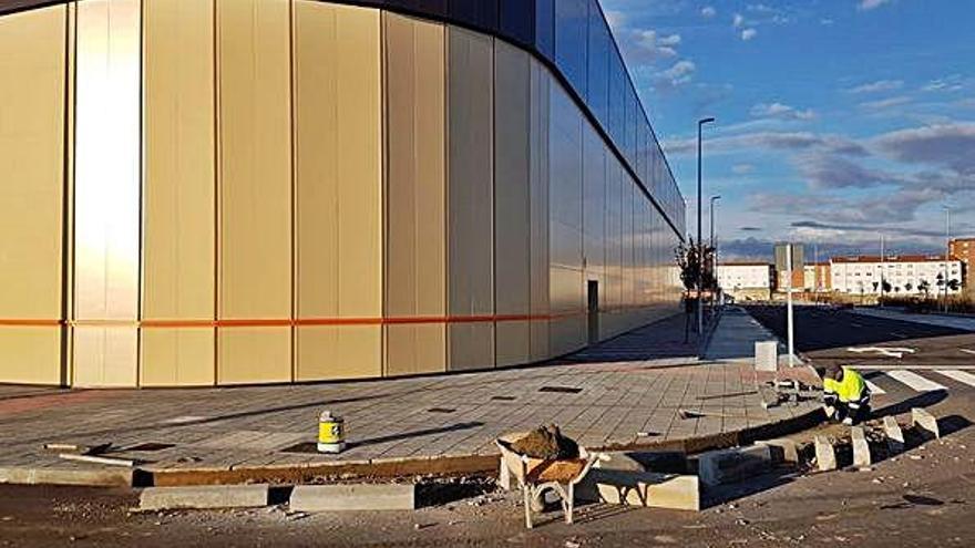 Trabajadores de la constructora ayer por la tarde, reparando tramos de acera