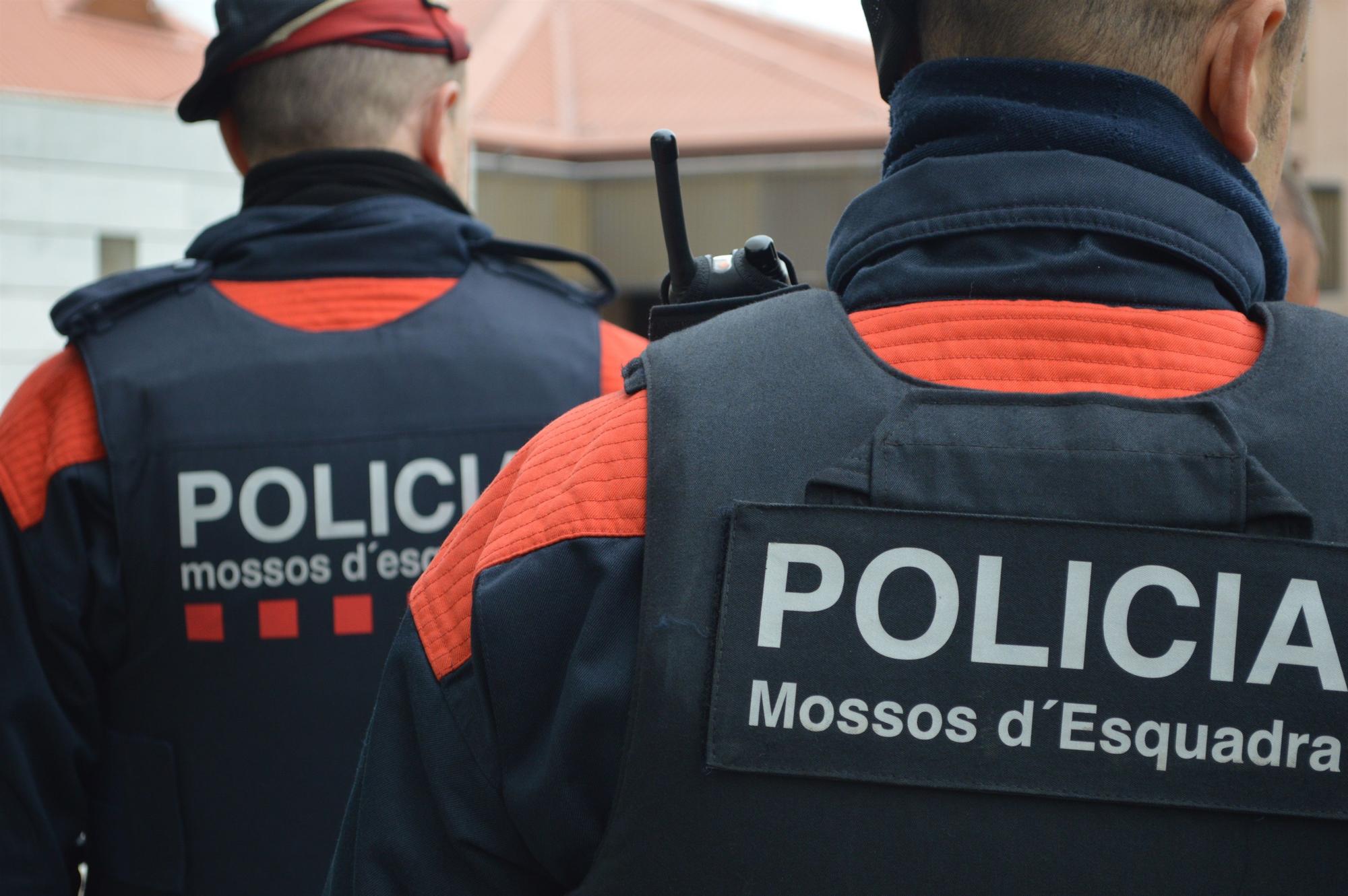 Dos agentes de los Mossos d'Esquadra en una imagen de recurso