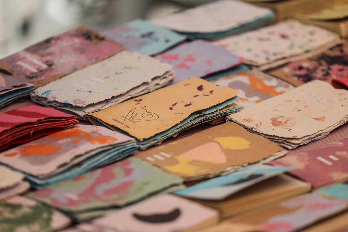 Todas las imágenes del primer día de la temporada del Hippy Market Punta Arabí en Ibiza