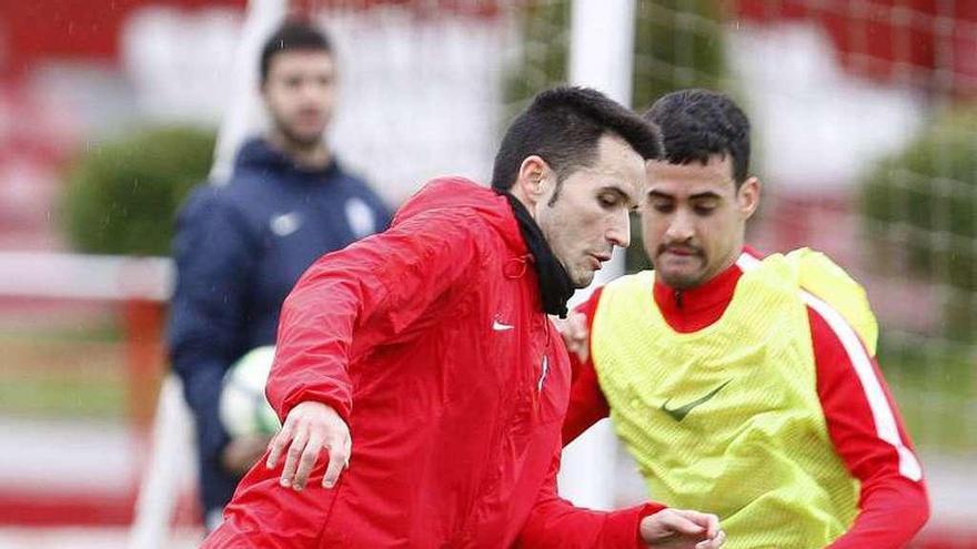 Isma López pugna con Nano Santos un balón ayer en Mareo.