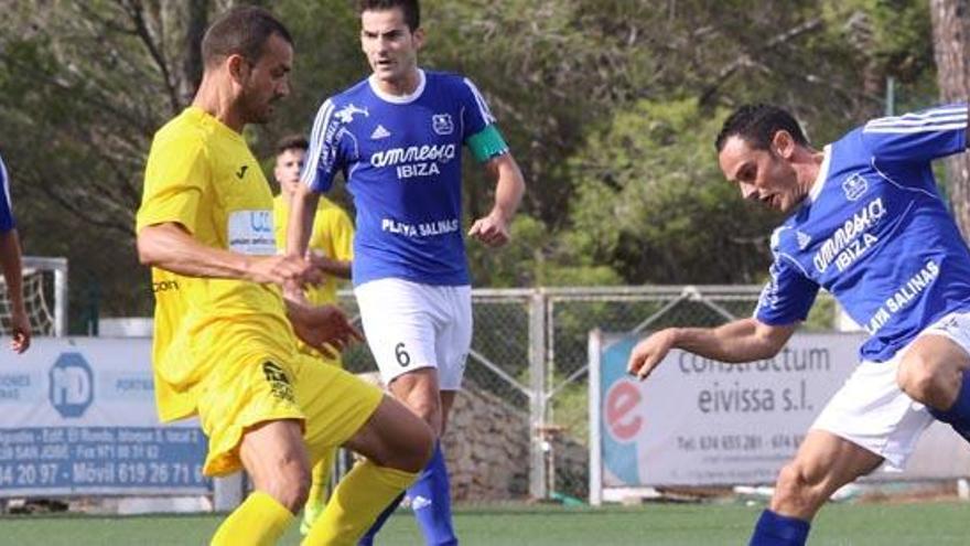 Fofi controla el balón en el partido de ida ante el Ferriolense.