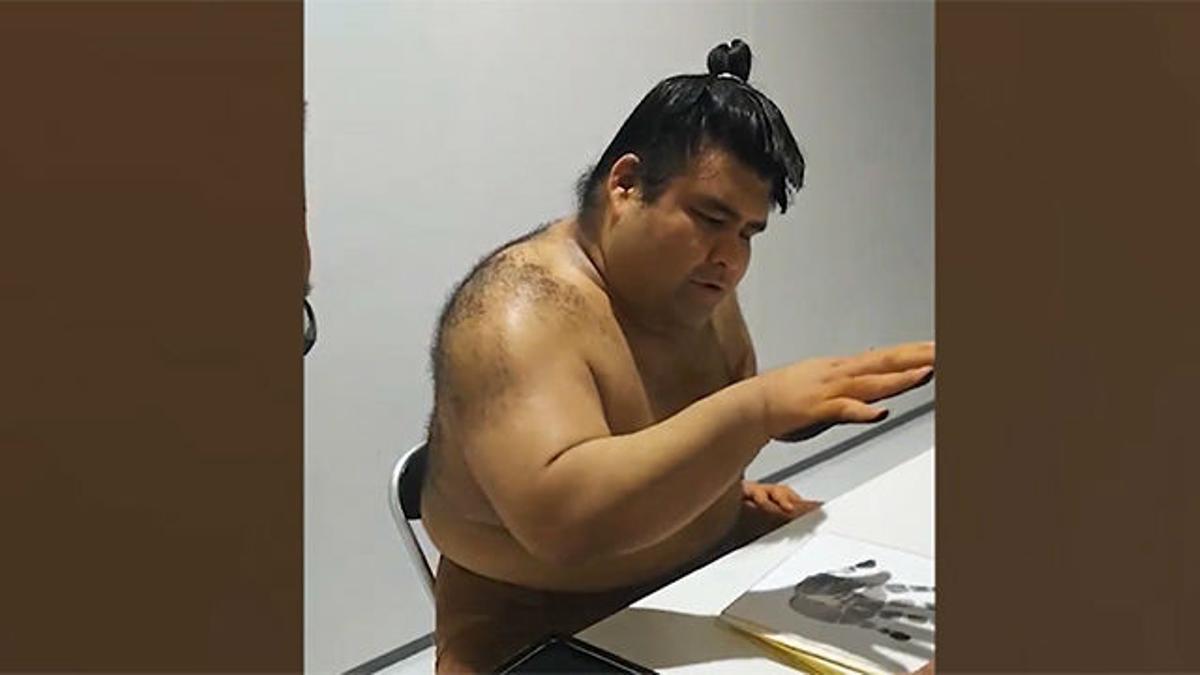 La estrella de sumo,Takayasu Akira, no se complica la vida a la hora firmar autógrafos