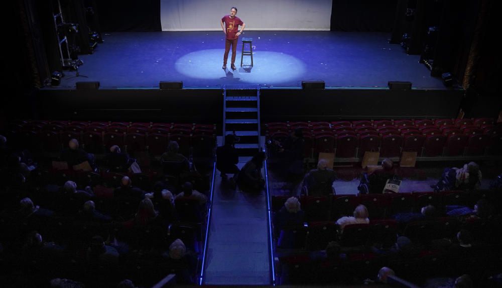 Volver al teatro tras la vacuna: mayores inmunizados acuden a una función en Madrid