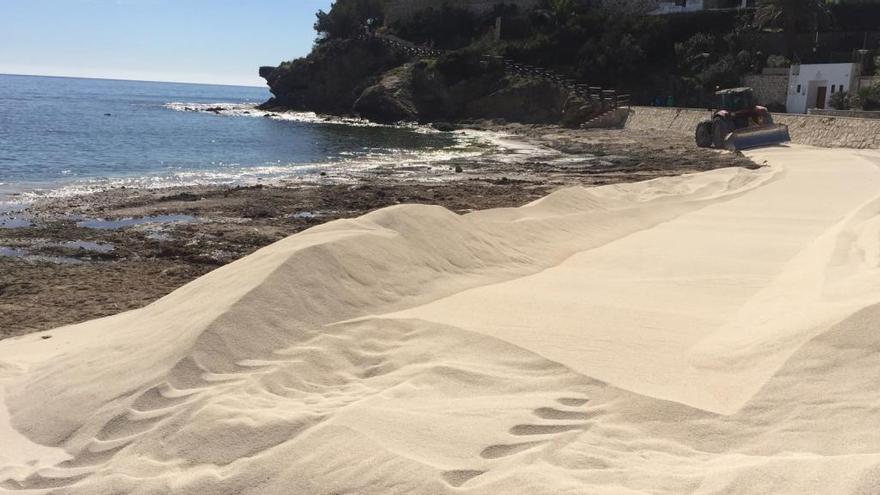 Costas recupera con 8.000 toneladas de arena la desaparecida playa de la Fustera de Benissa