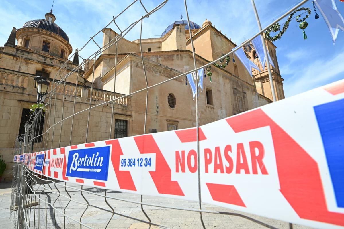 El vallado ya cierra la plaza del Congreso Eucarístico en Elche para el inicio de las tareas de reforma del enclave