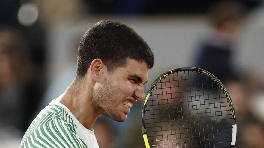 Alcaraz, celebrando un punto ante Shapovalov. | BENOIT TESSIER/REUTERS