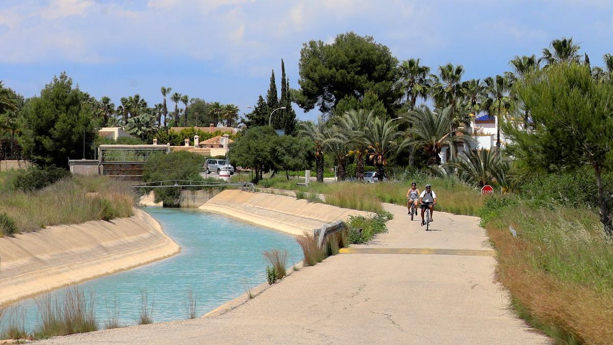 Canal de Cartagena del postrasvase Tajo-Segura a su paso por Orihuela Costa. El proyecto para abaratar el consumo energético de la desalinizadora también plantea ubicar las placas solares sobre el dominio público del canal, que en este caso cuenta con 64 kilómetros de longitud.