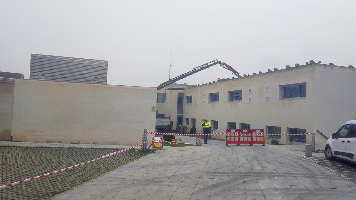 Obras en la cubierta del Hospital realizadas en febrero. Ahora la Junta sustituirá las baldosas del acceso principal.