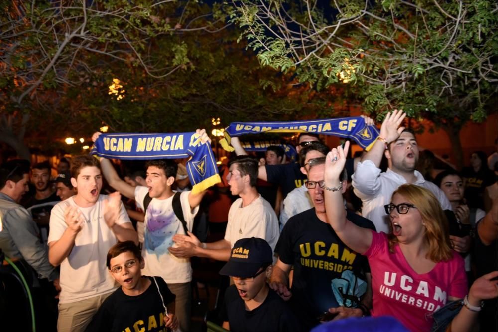 Los aficionados del UCAM lo celebran desde la universidad