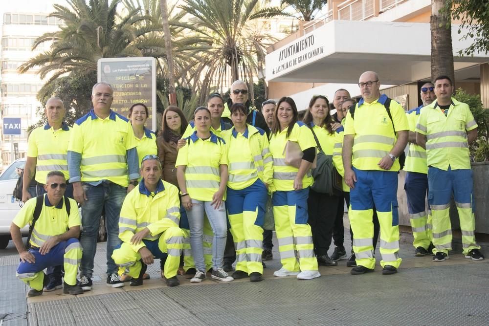 Concentración de trabajadores de limpieza en el Ayuntamiento de Las Palmas de Gran Canaria