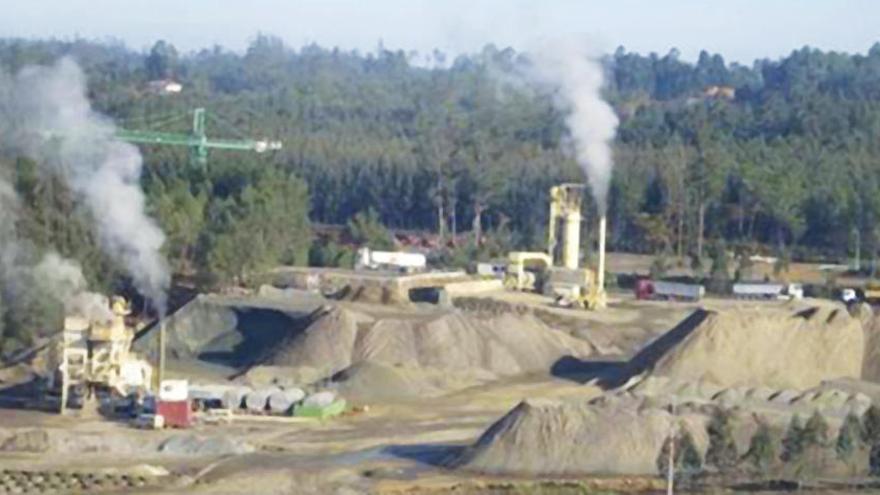 Cantera de áridos que se está explotando en la mina de Touro.