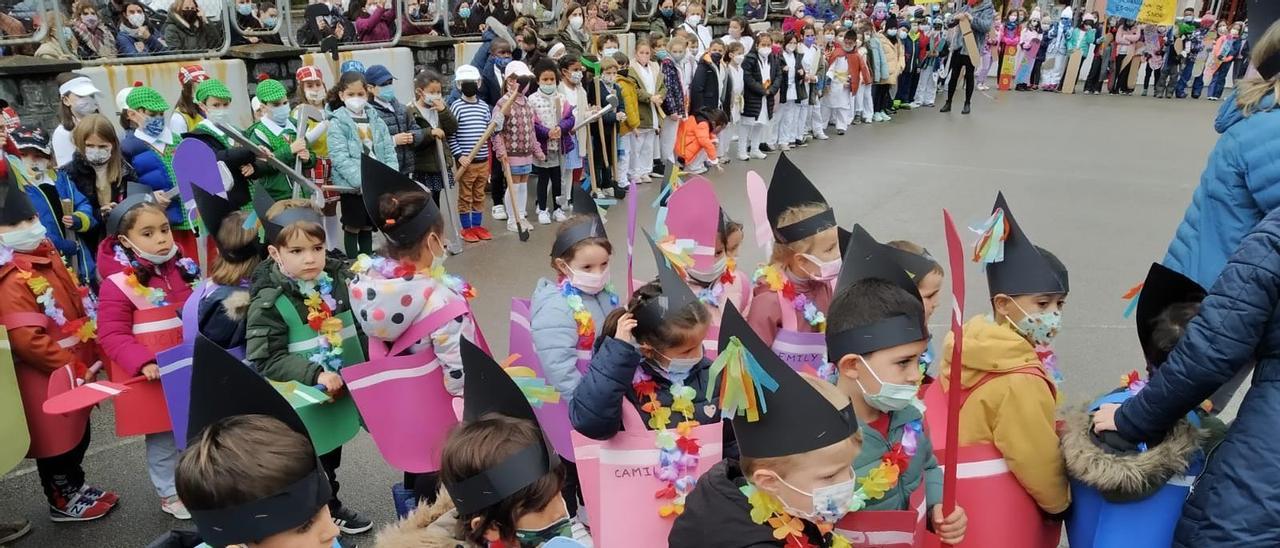 Niños participantes en el carnaval del colegio Gesta.