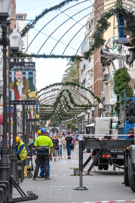 Colocado de alumbrado navideño en Triana