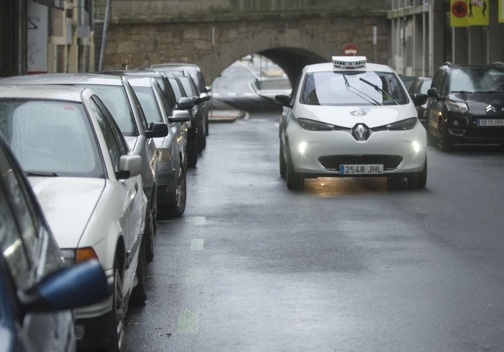 Un vehículo vigila la zona verde de la ORA