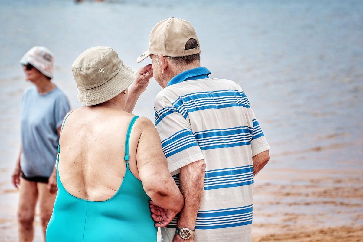 Los mayores van a la playa de Las Teresitas con Santa Cruz Vital
