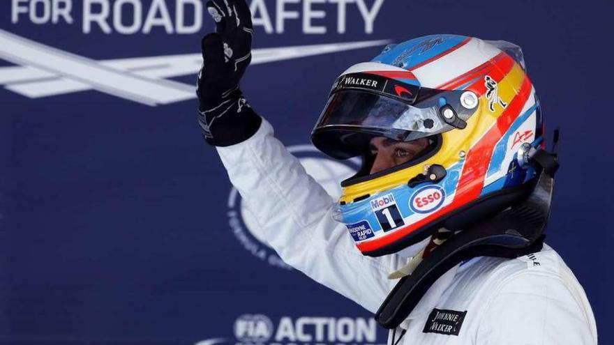 Fernando Alonso saluda a los aficionados al término de la sesión de clasificación en Montmeló.