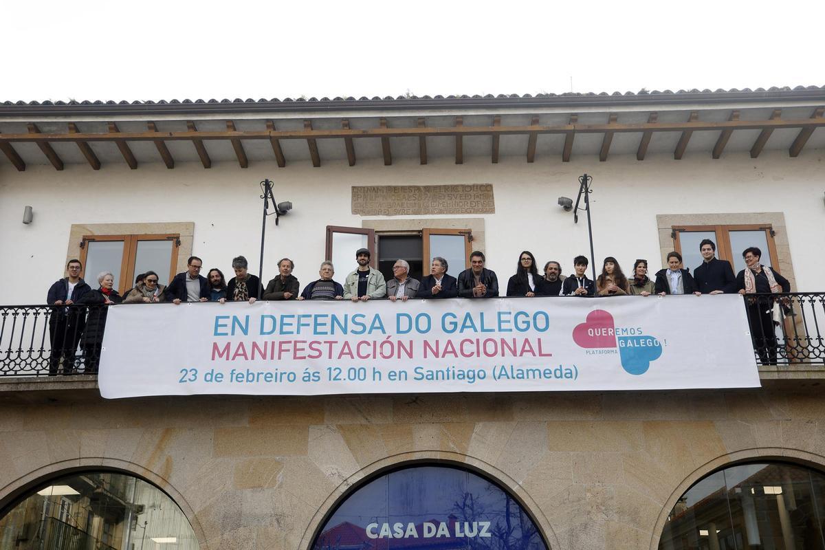 Pancarta de Queremos Galego despregada no balcón da Casa da Luz.
