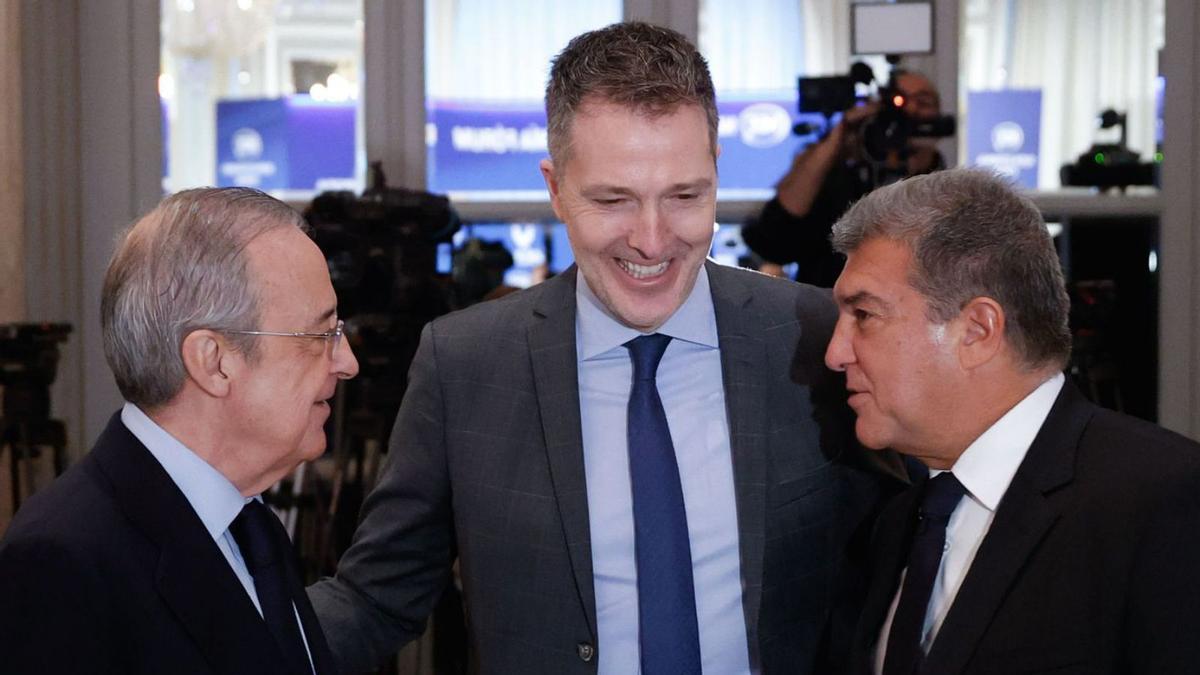 Florentino Pérez, Bernd Reichart (CEO de A22) y Joan Laporta, en Madrid