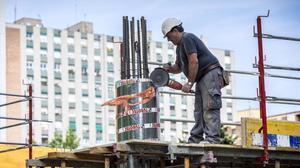 Un trabajador en una obra en Barcelona.